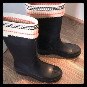 Burberry knit top rain boot